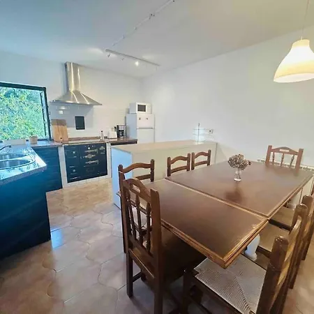 Acogedora Casa En Arangas Cabrales بيت للعطل